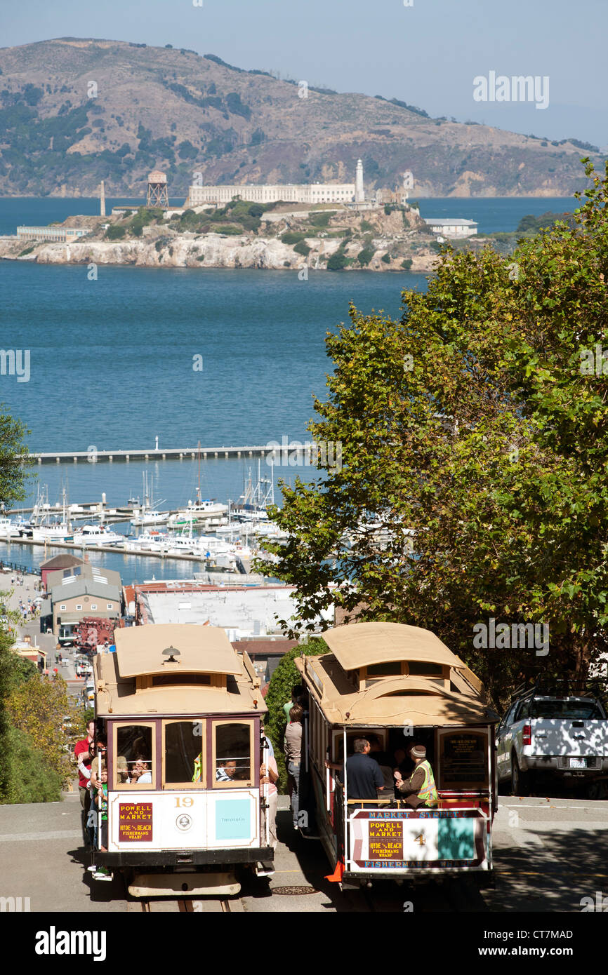 Die Cable Car Hyde Street in San Francisco mit Gefängnis Alcatraz und der Hyde Street Pier im Hintergrund sichtbar. Stockfoto