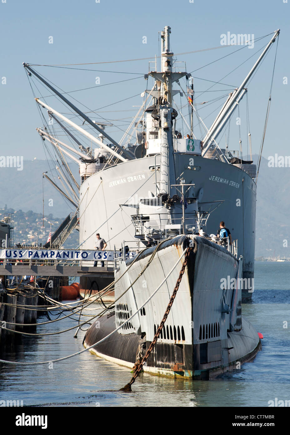 Das u-Boot USS Pampanito und SS Jeremiah O'Brien Liberty Schiff am Pier 45 in Fishermans Wharf in San Francisco. Stockfoto