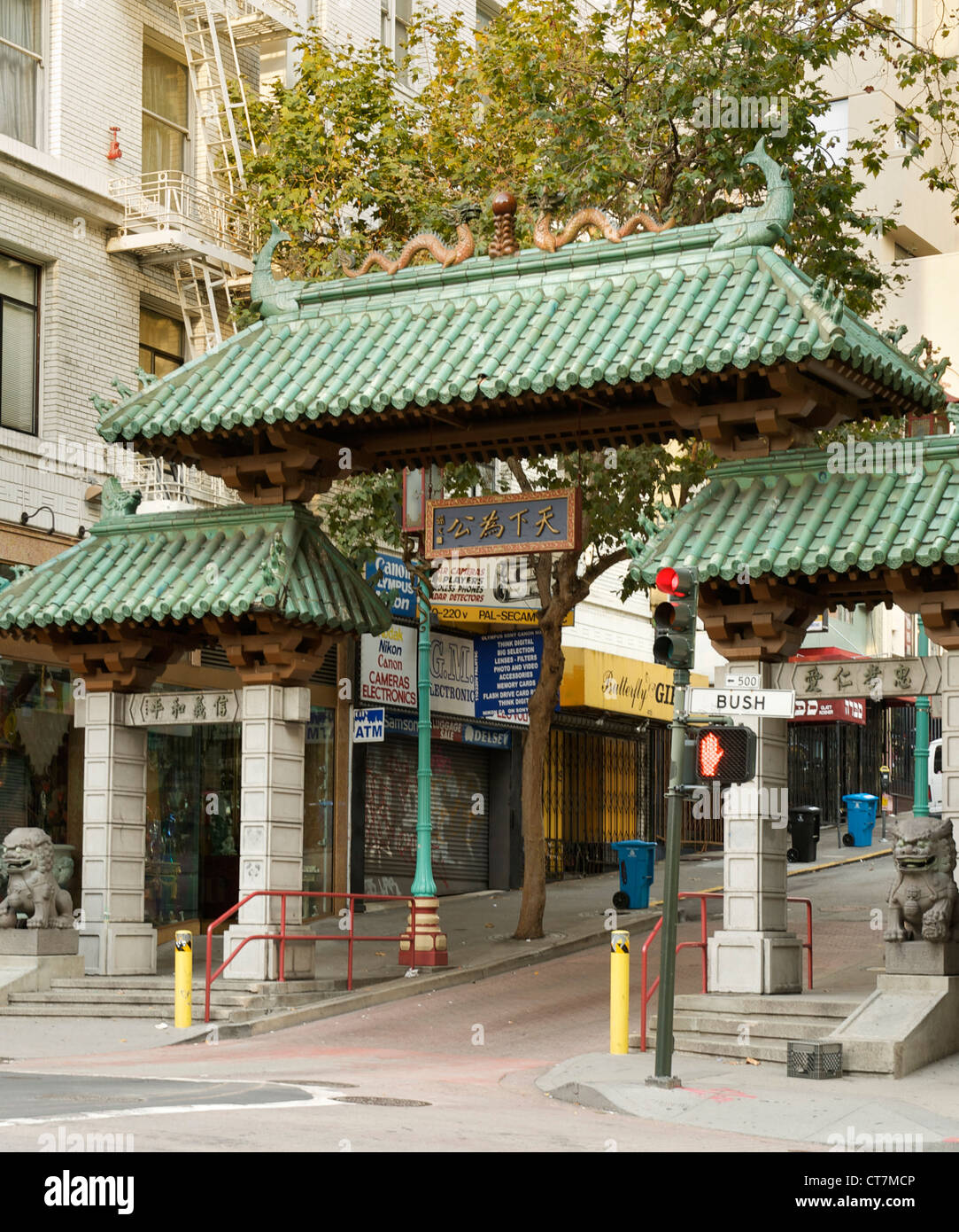 Gateway Arch (aka Dragon Gate), der Eingang zu Chinatown in San Francisco, Kalifornien, USA. Stockfoto