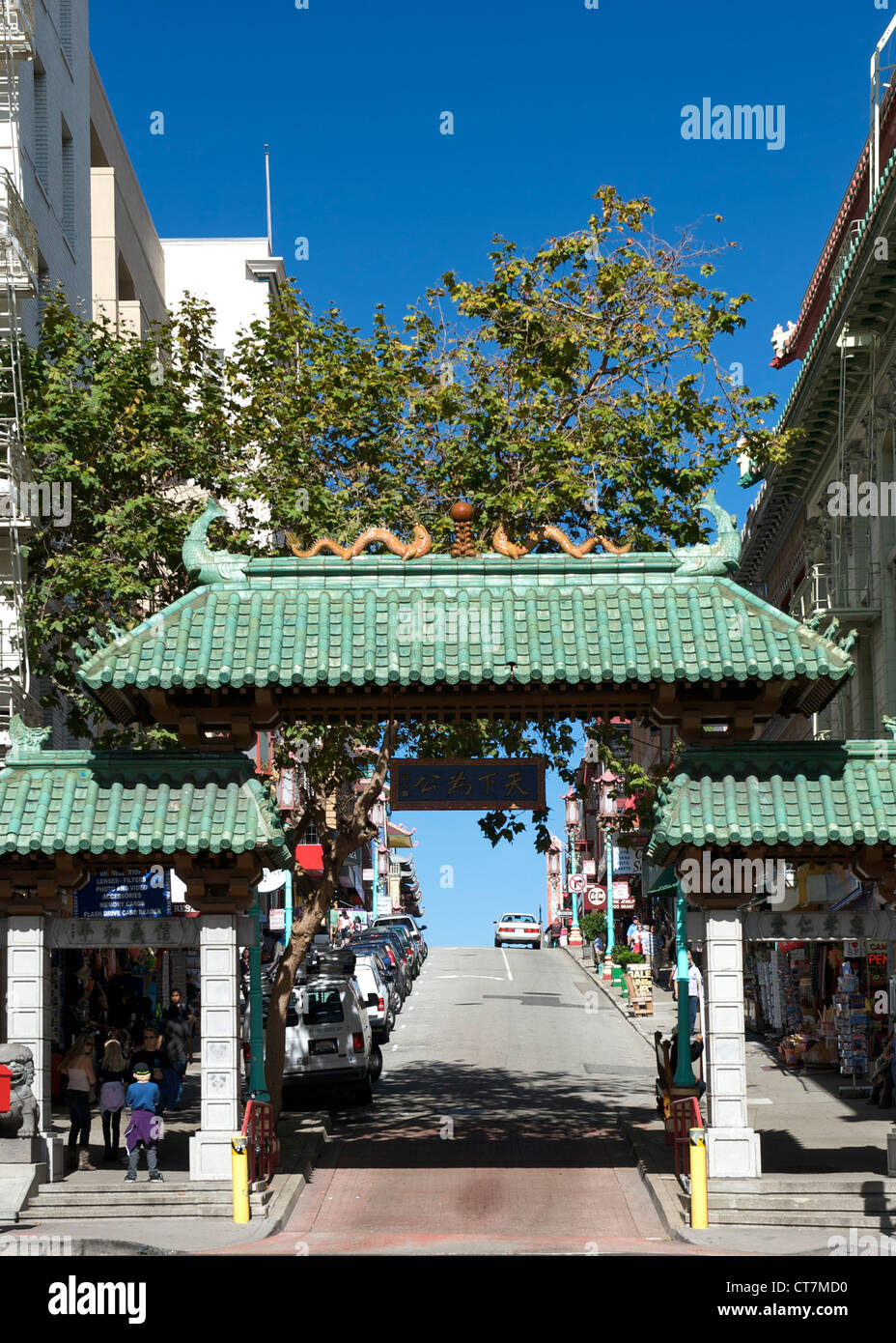 Gateway Arch (aka Dragon Gate), der Eingang zu Chinatown in San Francisco, Kalifornien, USA. Stockfoto