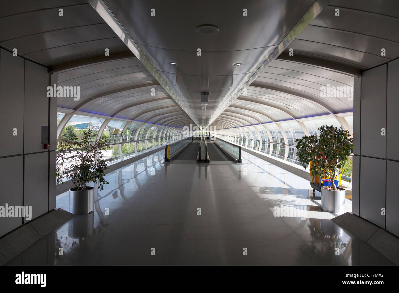 Zwei Personen Reiten auf Travelator, Hydrofloor im Inneren der Gebäude am Flughafen Manchester, Manchester, Lancashire, UK-England Stockfoto