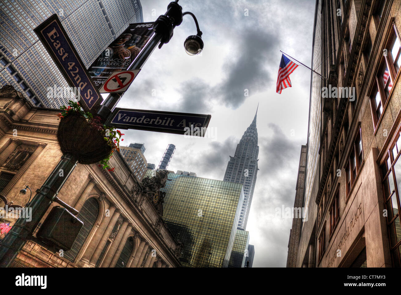 Chrysler Gebäude auf der Ostseite von Manhattan in der Turtle Bay Area mit Straßenschild 42nd Street und Vanderbilt Avenue Stockfoto