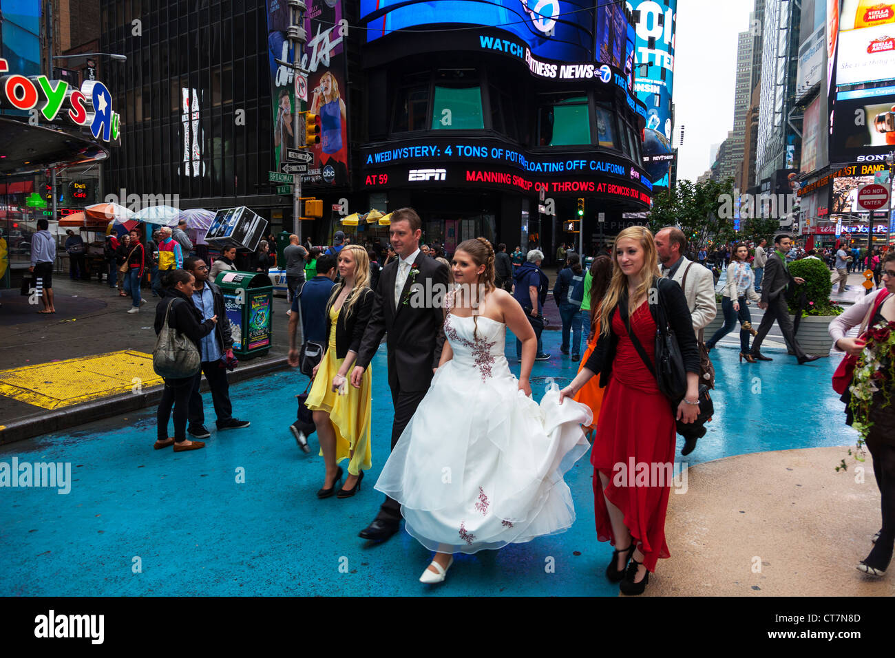 Junges Paar zu heiraten und mit Hochzeit Fotos, die auf dem Times Square in Manhattan, New York City Stockfoto