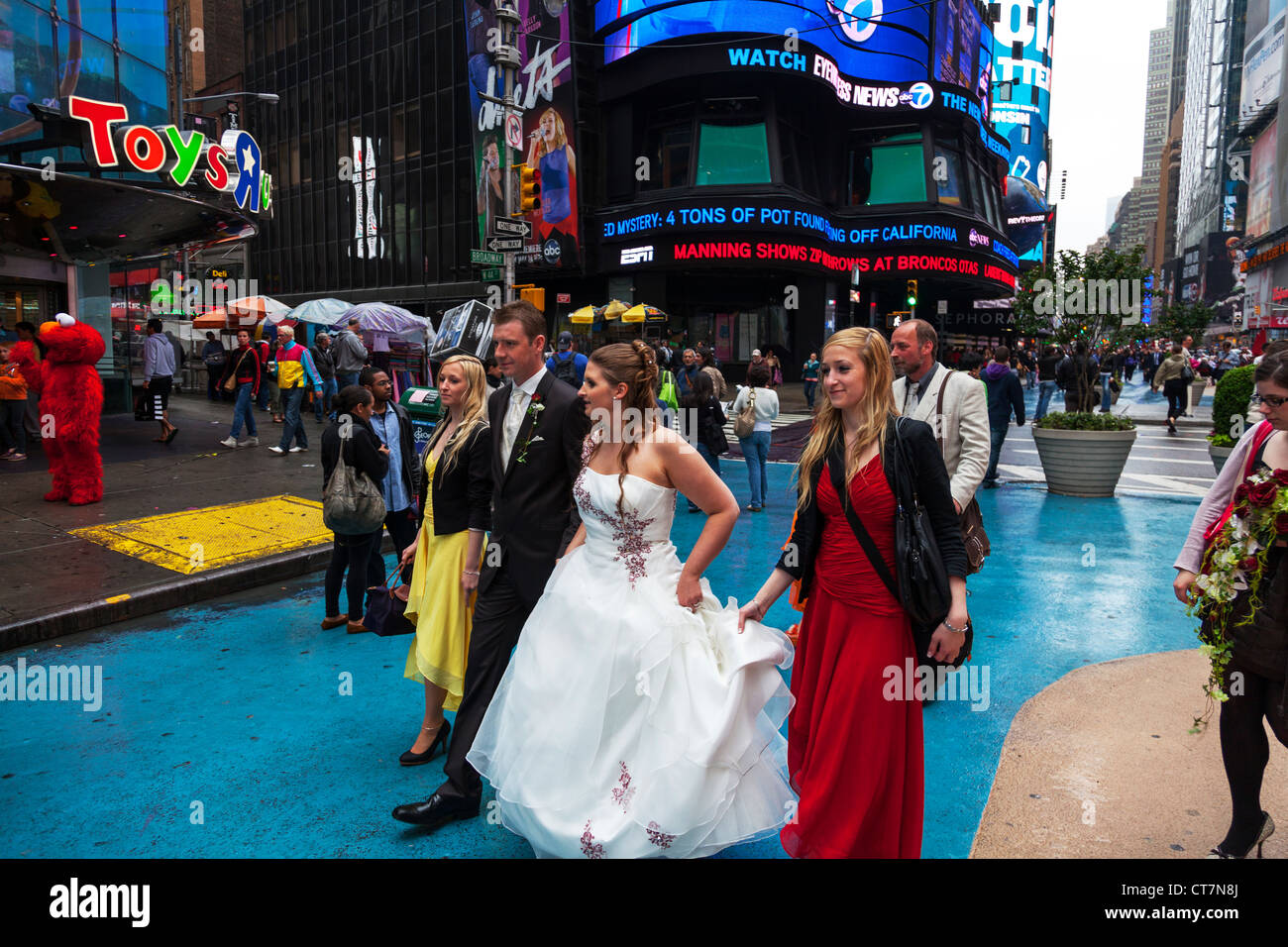 Junges Paar zu heiraten und mit Hochzeit Fotos, die auf dem Times Square in Manhattan, New York City Stockfoto