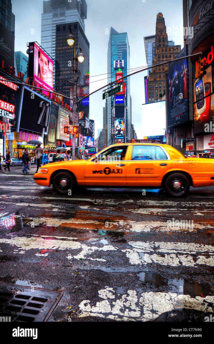 Legendären New York gelbe Taxis auf dem Times Square in Manhattan