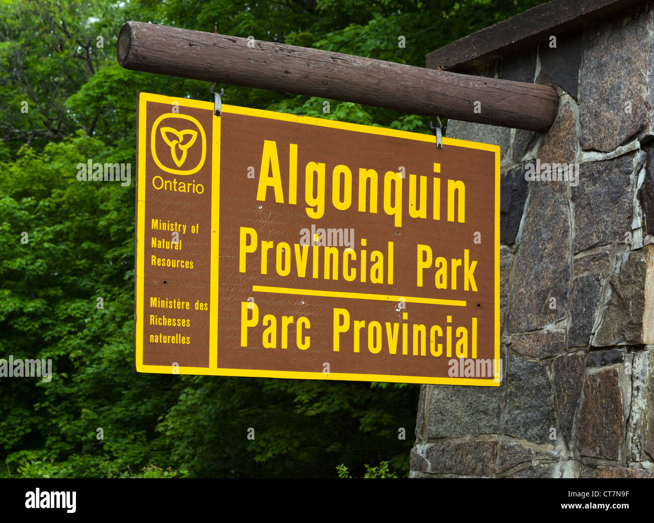 Ortseingangsschild nach Algonquin Provincial Park, Ontario, Kanada Stockfoto