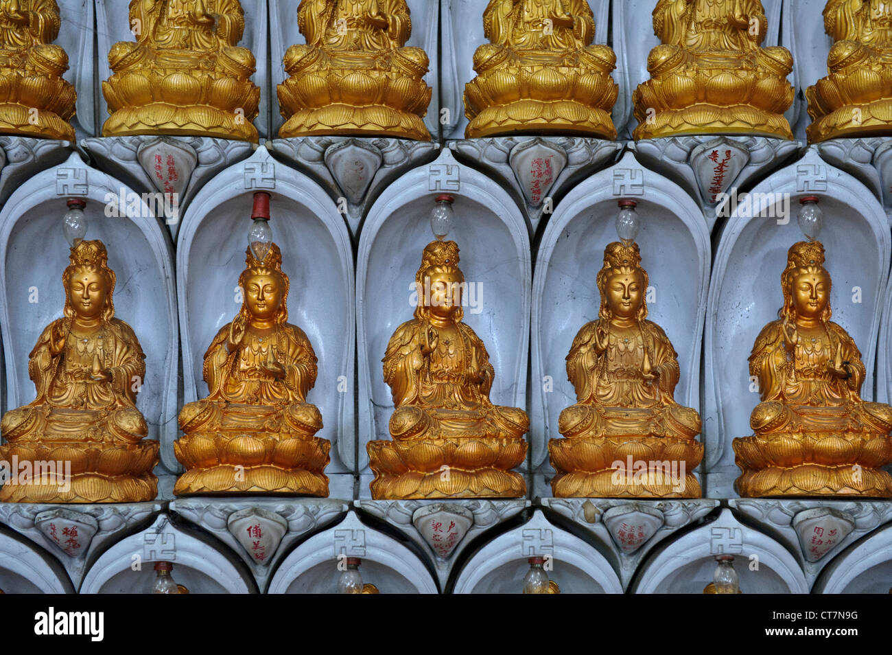 Kleine Buddhas Statuen, Kek Lok Si buddhistische Tempel, Penang, Malaysia. Stockfoto