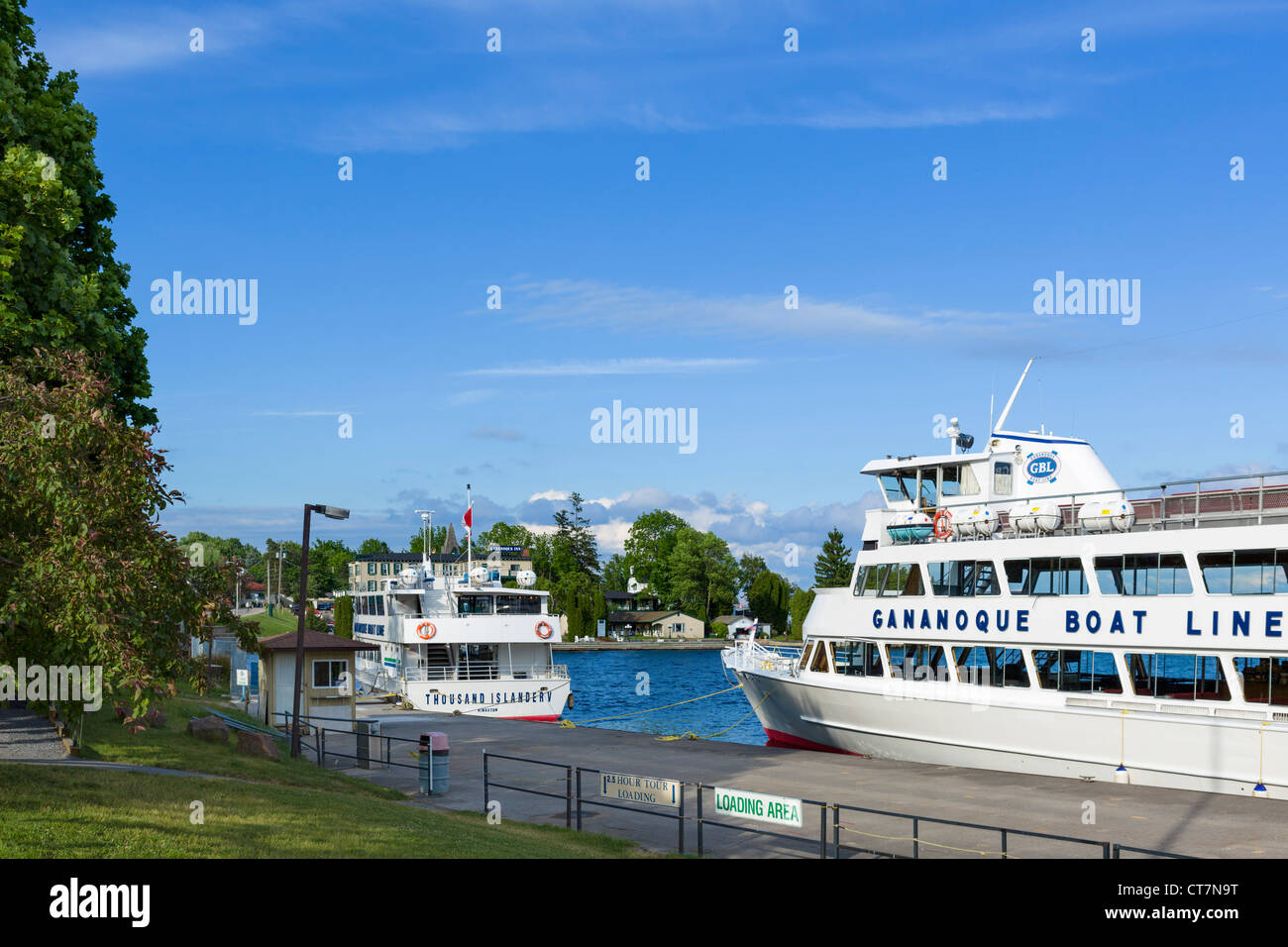 Ausflugsboote für die Thousand Islands am Hafen in Gananoque, Ontario-See, Ontario, Kanada Stockfoto
