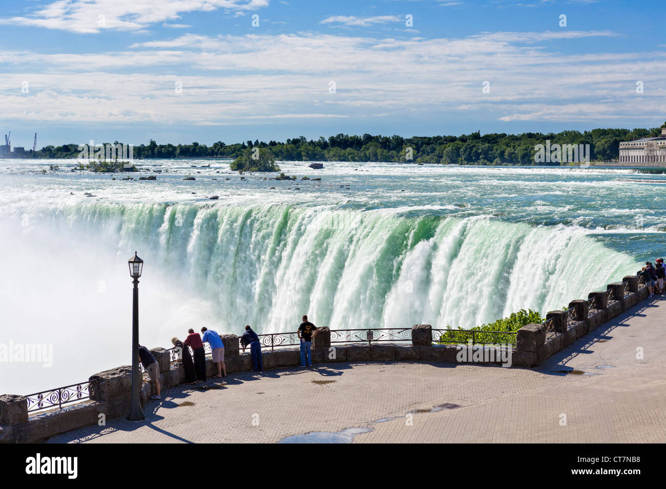 Touristen, die Anzeigen von den Horseshoe Falls von der kanadischen Seite, Niagara Falls, Ontario, Kanada Stockfoto