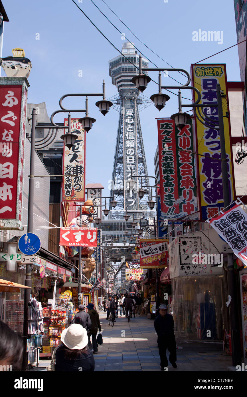 Der Tsūtenkaku Turm im Shinsekai Bezirk von Osaka. Stockfoto