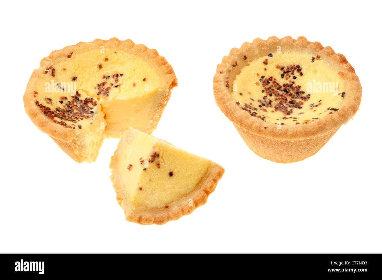 Ganze und geschnittene Eiercreme Torten isoliert gegen weiß Stockfoto