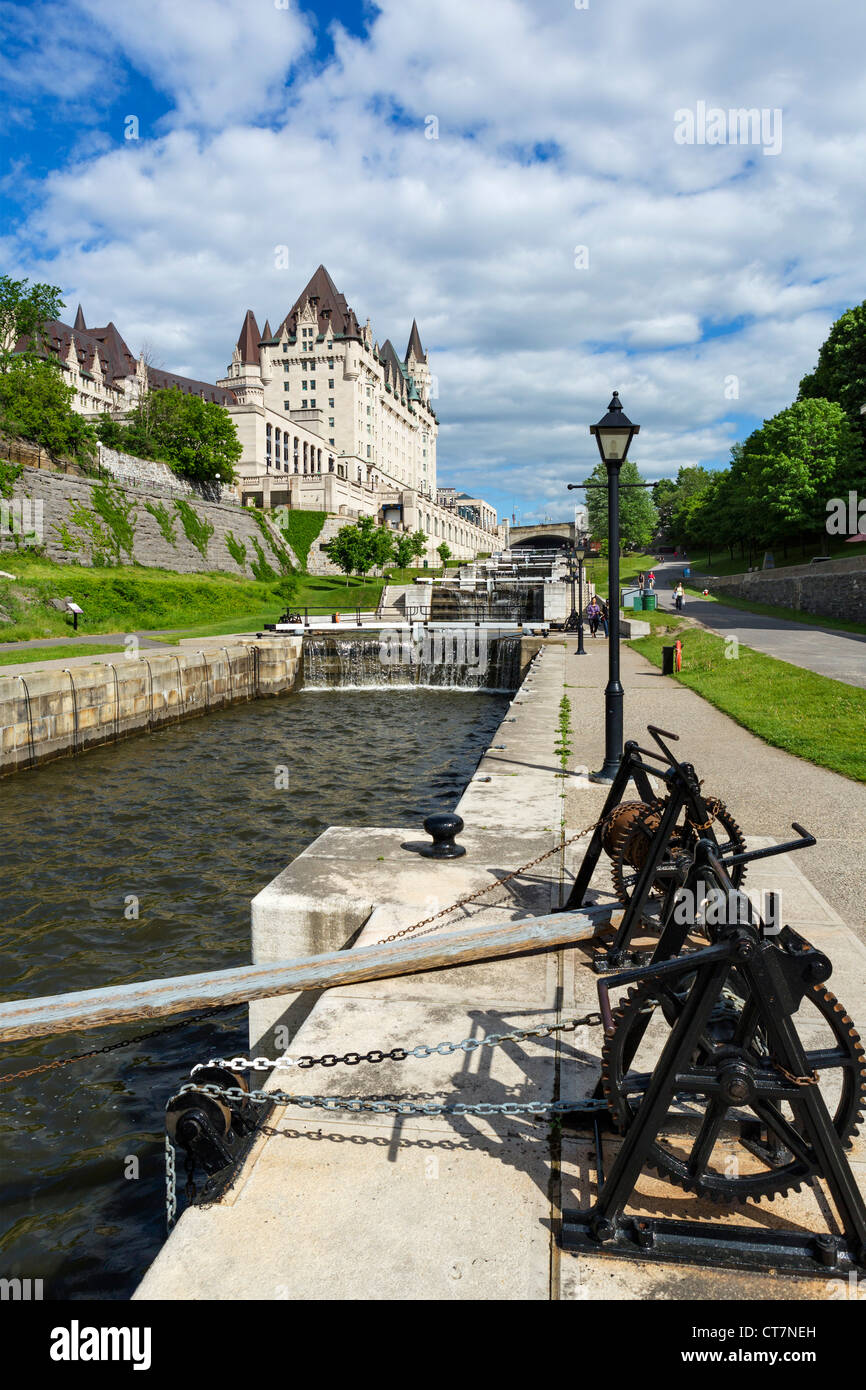 Flug von Sperren auf dem Rideau-Kanal mit Blick auf das Fairmont Chateau Laurier, Ottawa, Ontario, Kanada Stockfoto