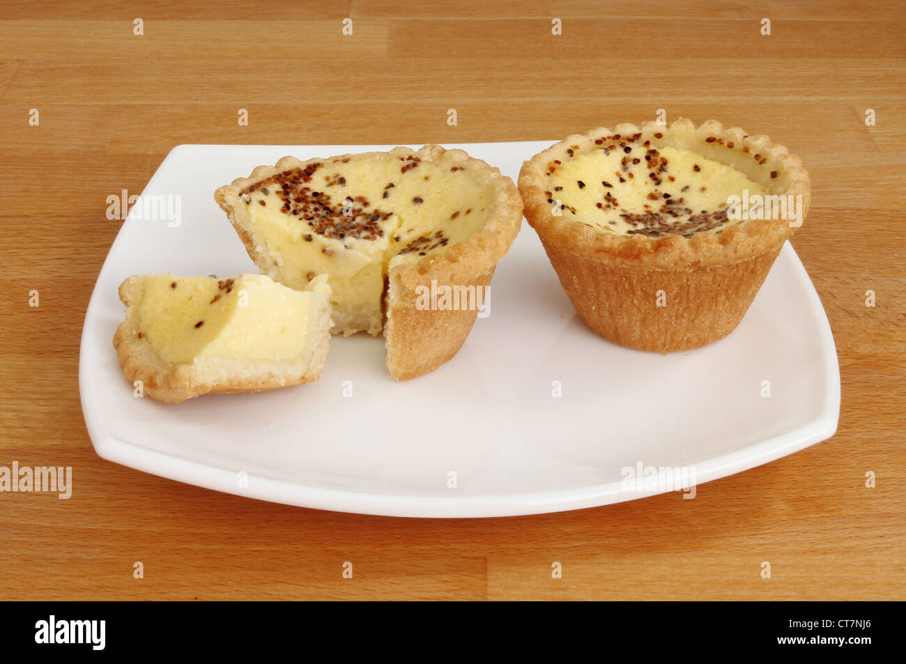 Eiercreme Kuchen auf einer Platte auf eine hölzerne Arbeitsplatte Stockfoto