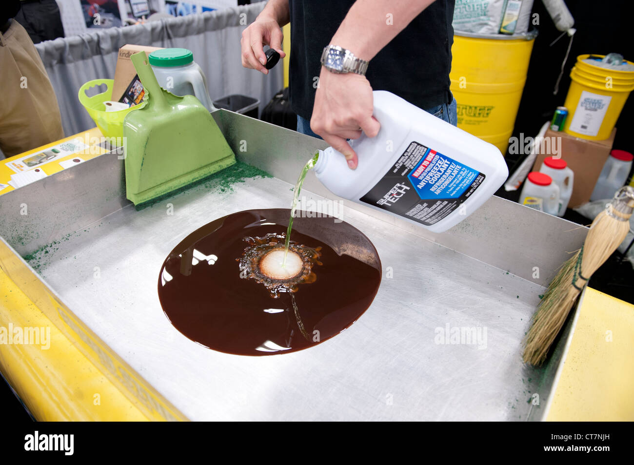 Gefährliche Materialien verwendeten absorbierenden "Green Stuff" auf Probe Öl und Frostschutzmittel auf einer Messe der Umweltqualität. Stockfoto