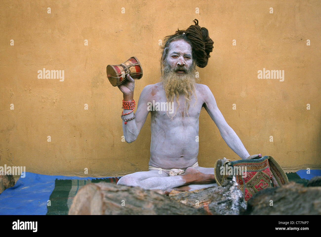 Hinduistische Asket, die zu den Naga Sekte ist sein Körper mit Asche bedeckt. Er spielt Musik mit einem Tamburin (Nepal) Stockfoto