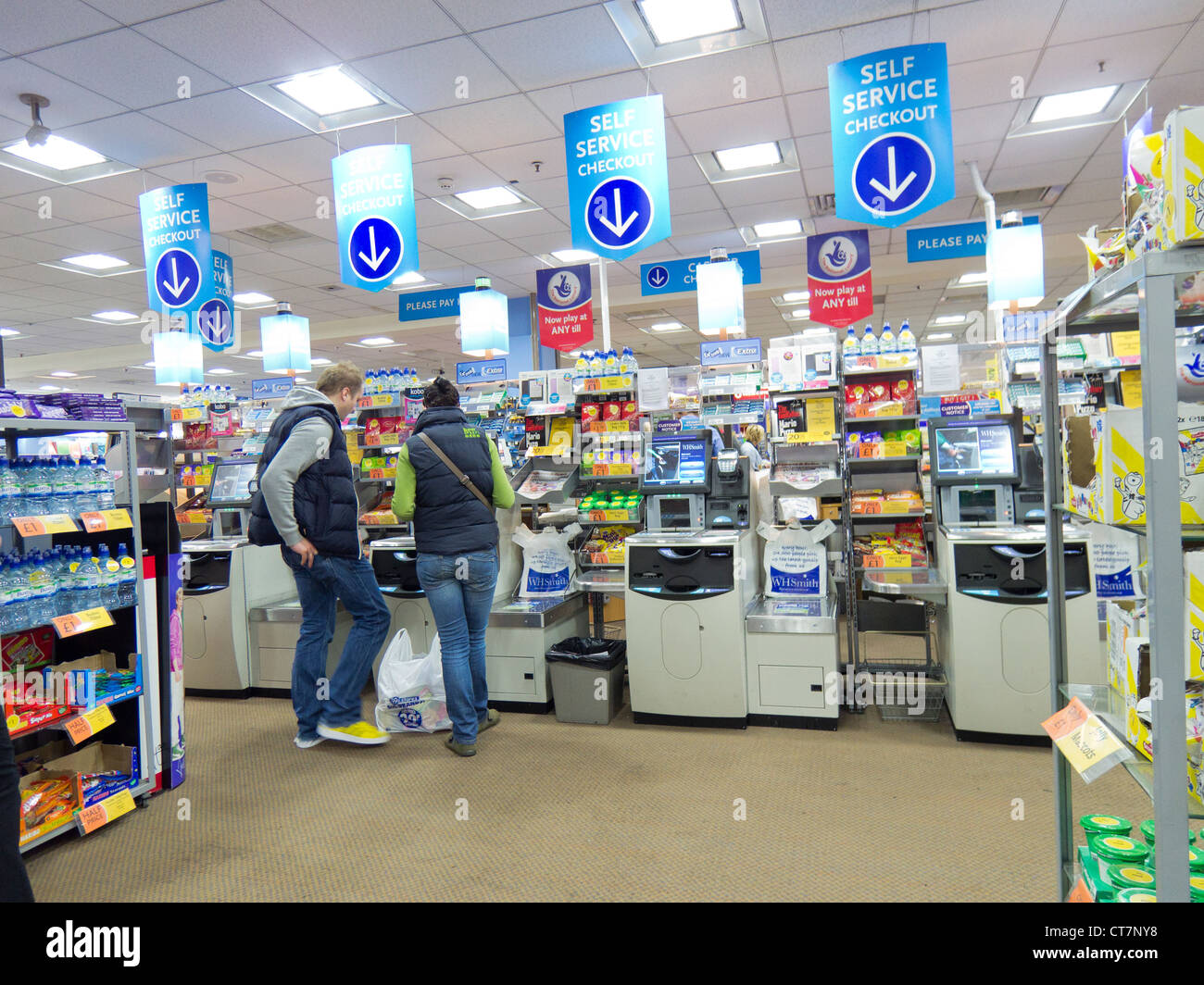 SB-Kassen im Ladengeschäft WH Smith Stockfoto