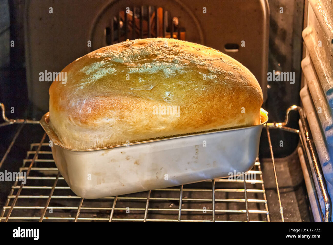 Brot backen im Ofen Stockfoto