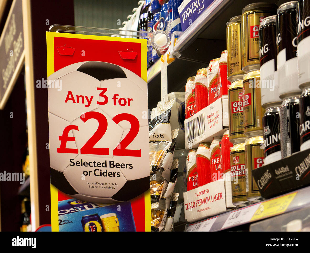 Billiges Bier bietet Zeichen in einem Tesco Supermarkt, UK Stockfoto