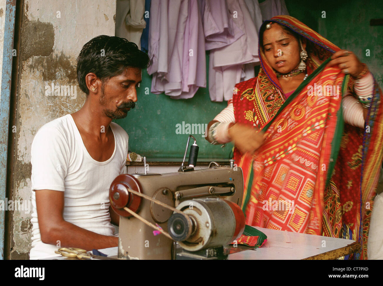 Schneider und Frau traditionell gekleidet. Sie gehört zu der Rebari Kaste (Indien) Stockfoto