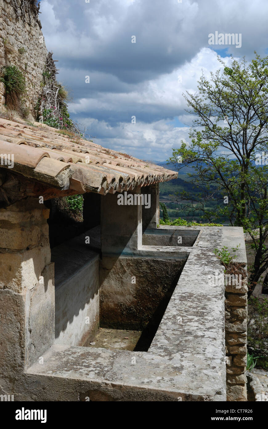 Eine alte kommunale Waschhaus (Lavoir) auf Crestet, Vaucluse, Provence, Frankreich. Stockfoto