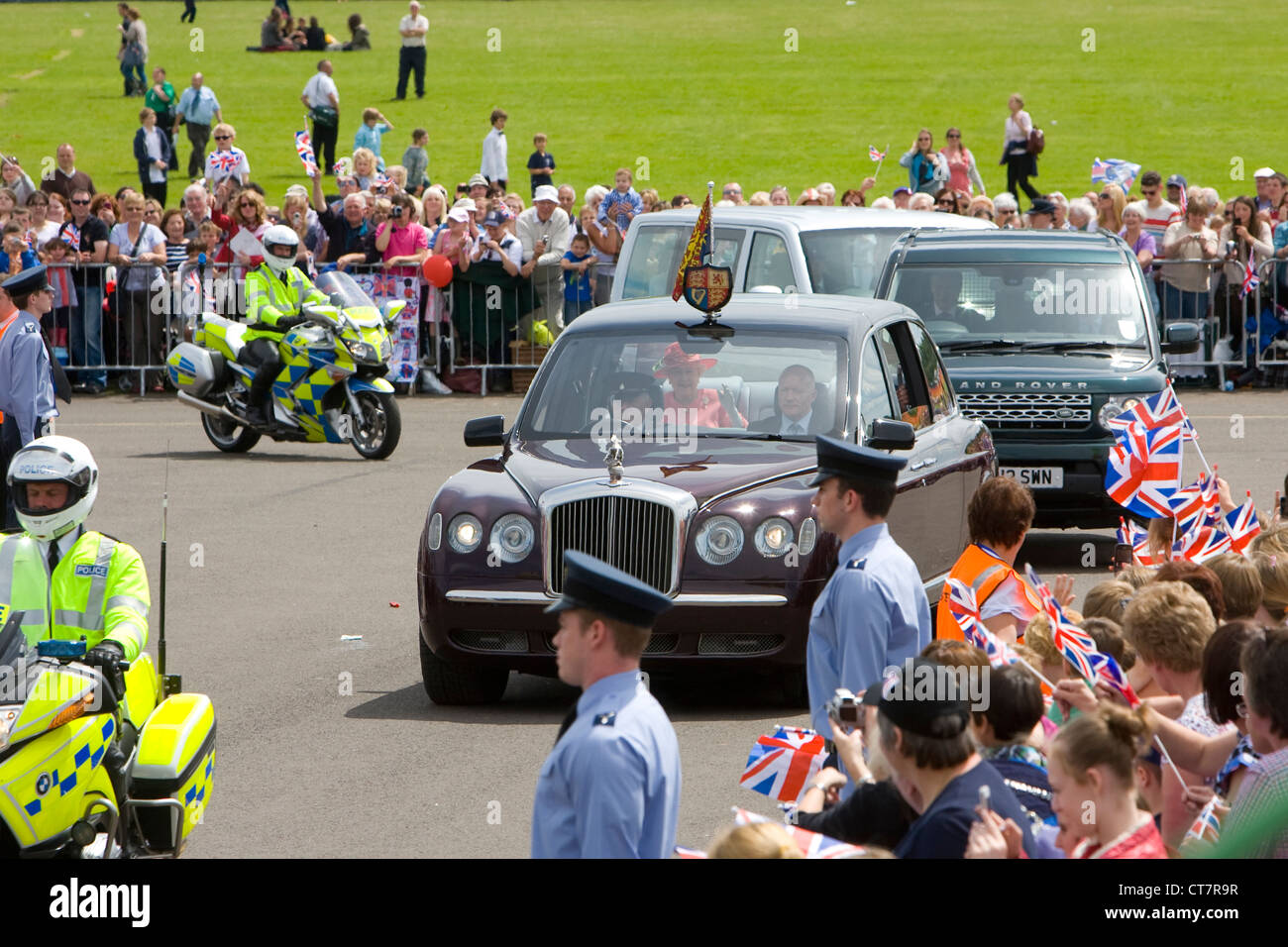 Ihre Majestät Königin Elizabeth ll und der Herzog von Edinburgh im königlichen Auto an RAF Cosford, Shropshire am 12. Juli 2012 (Diamond Jubiläum feiern). Stockfoto