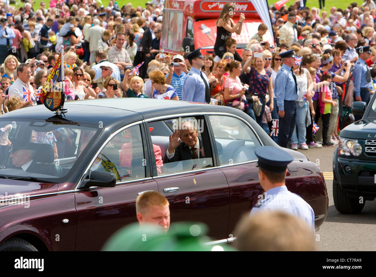 Ihre Majestät Königin Elizabeth ll und der Herzog von Edinburgh im königlichen Auto an RAF Cosford, Shropshire am 12. Juli 2012 (Diamond Jubiläum feiern). Stockfoto