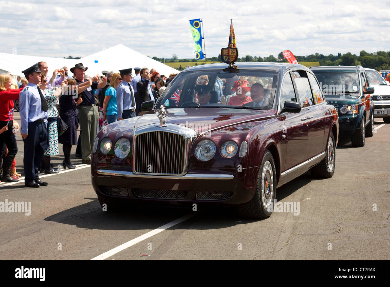 Ihre Majestät Königin Elizabeth ll und der Herzog von Edinburgh im königlichen Auto an RAF Cosford, Shropshire am 12. Juli 2012 (Diamond Jubiläum feiern). Stockfoto
