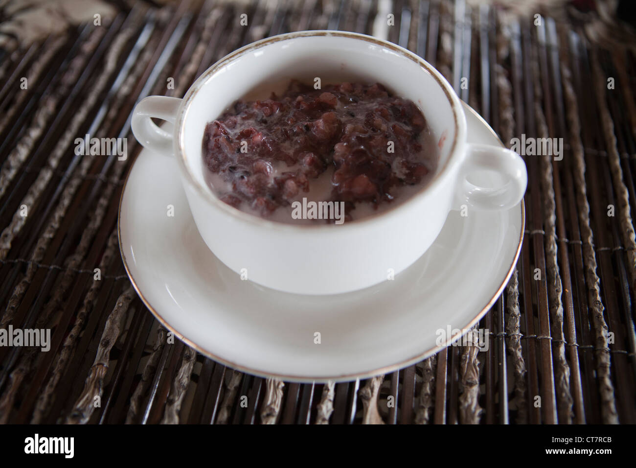 Schwarzer Reis-Pudding Dessert serviert in einem Restaurant in Bali,  Indonesien Stockfotografie - Alamy
