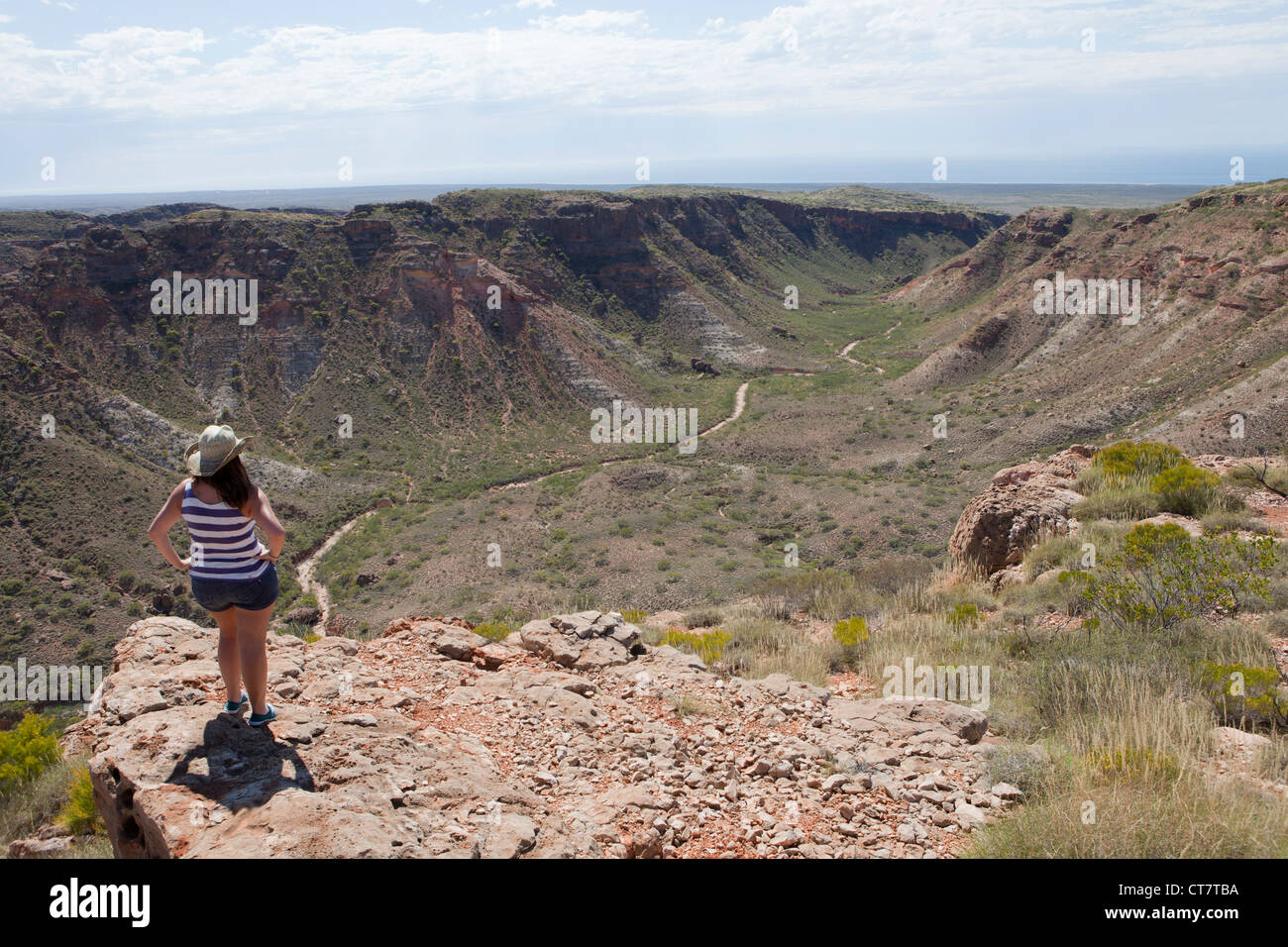 Beobachten die Aussicht über Cape Range National Park, Exmouth, Western Australia, steht eine Frau. Stockfoto