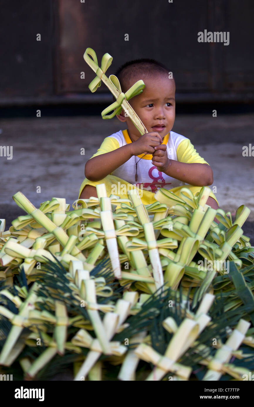 Kind hält eine Palme Kreuz, am Palmsonntag, Karwoche, Cebu City, Philippinen 2012 Stockfoto