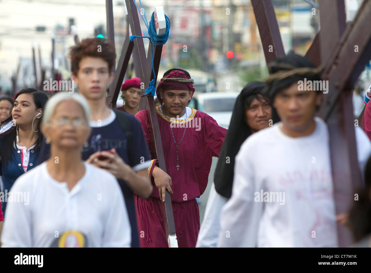 Büßer tragen Holzkreuze während der Karwoche, Angeles City, Pampanga, Philippinen Stockfoto