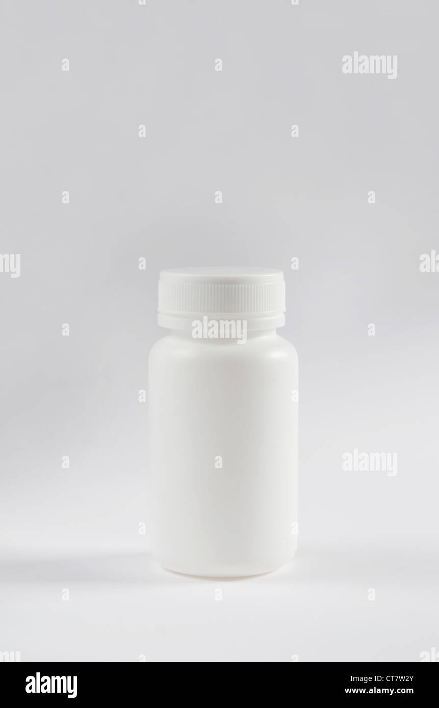 weiße Kunststoff-Flasche für Drogen auf weiß. Stockfoto