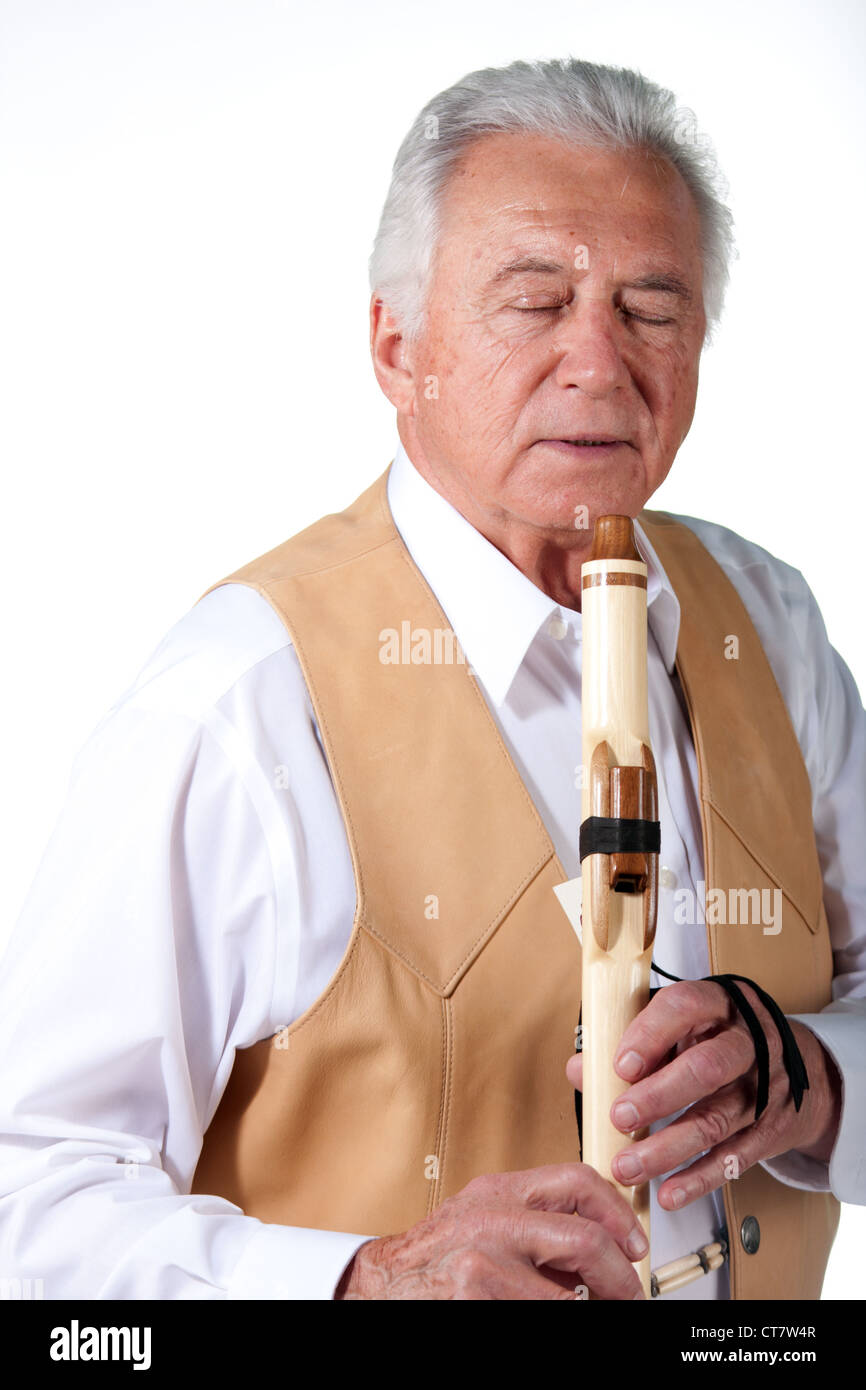 Senior-Musiker mit native american Flute und Lederweste Stockfoto