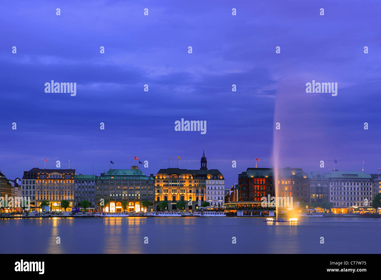 Hamburger Skyline der Binnenalster direkt nach Sonnenuntergang zur blauen Stunde übernommen. Stockfoto