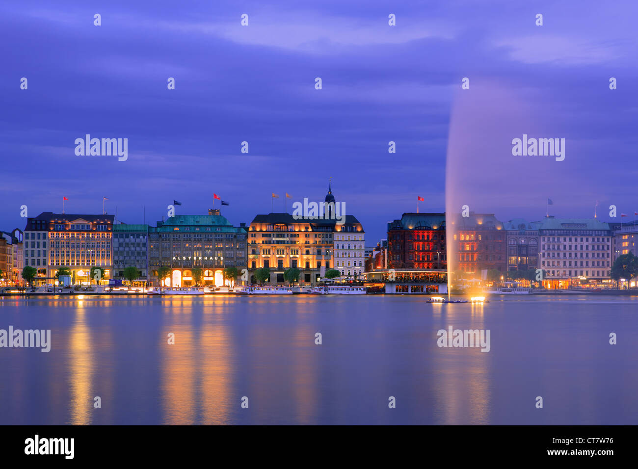 Hamburger Skyline der Binnenalster direkt nach Sonnenuntergang zur blauen Stunde übernommen. Stockfoto