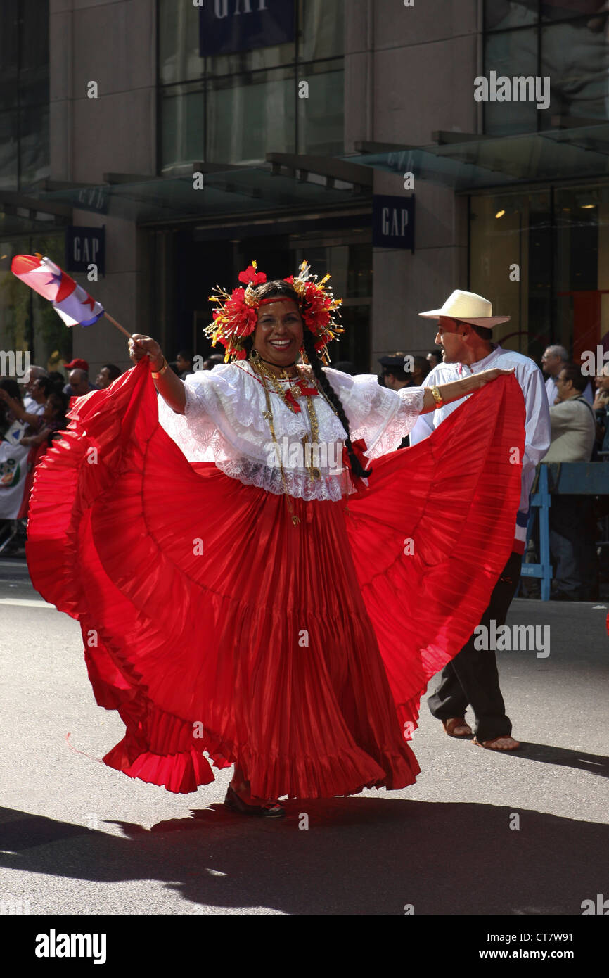 Volkstänzer führen in ein Blumenkorso am Central Park West in New York NY Stockfoto
