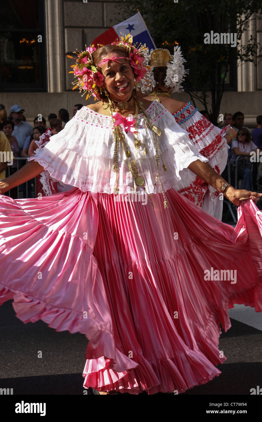 Volkstänzer führen in ein Blumenkorso am Central Park West in New York NY Stockfoto