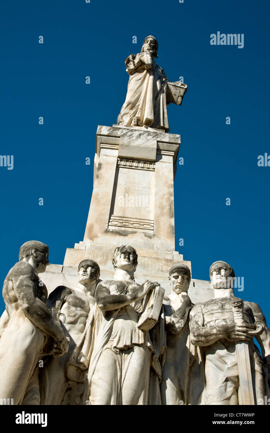 Statue in Hommage an Dante Alighieri am südlichen Ende des Parque