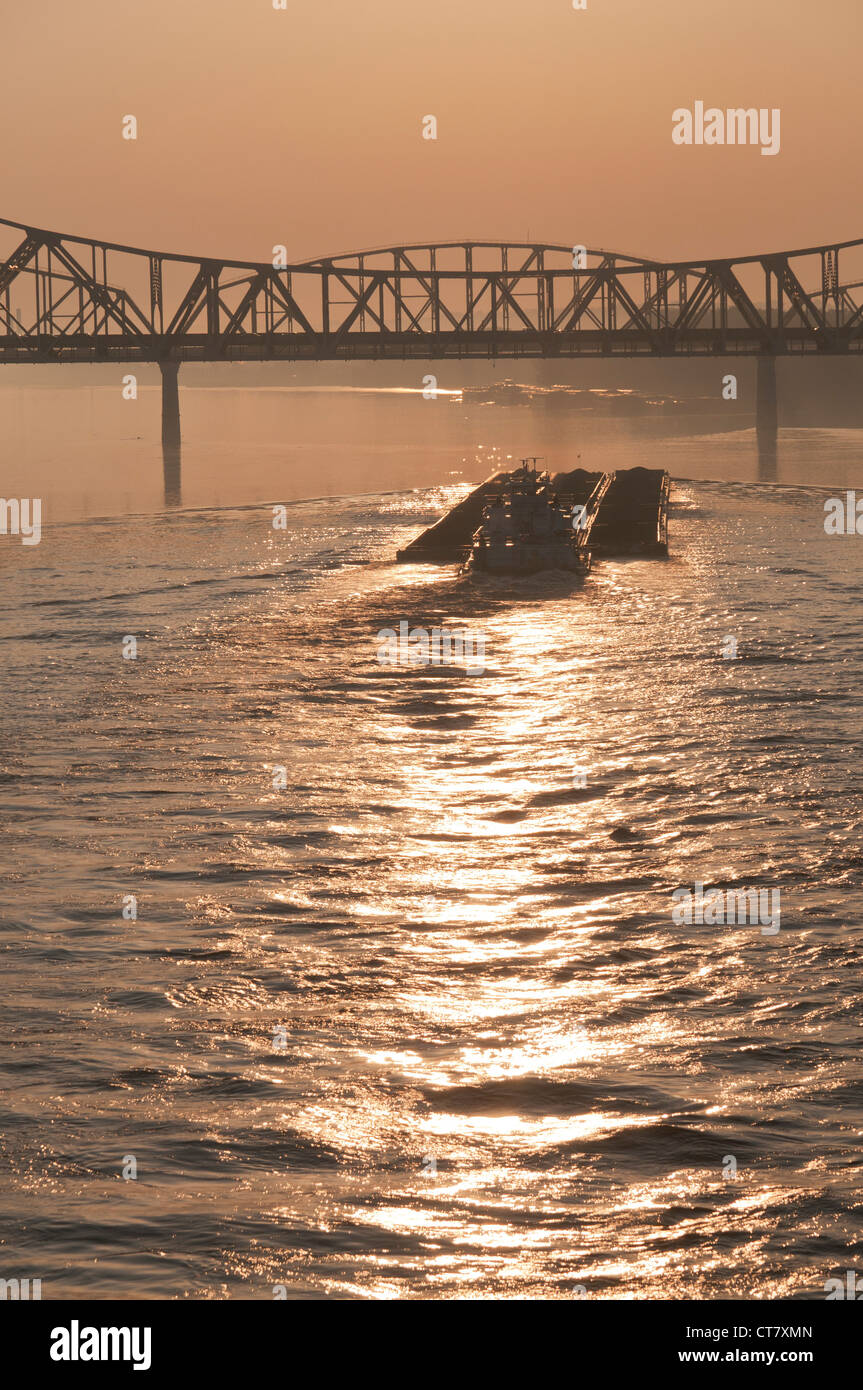 Kentucky, Louisville, Kohle Lastkähne am Ohio River, am frühen Morgen. Stockfoto