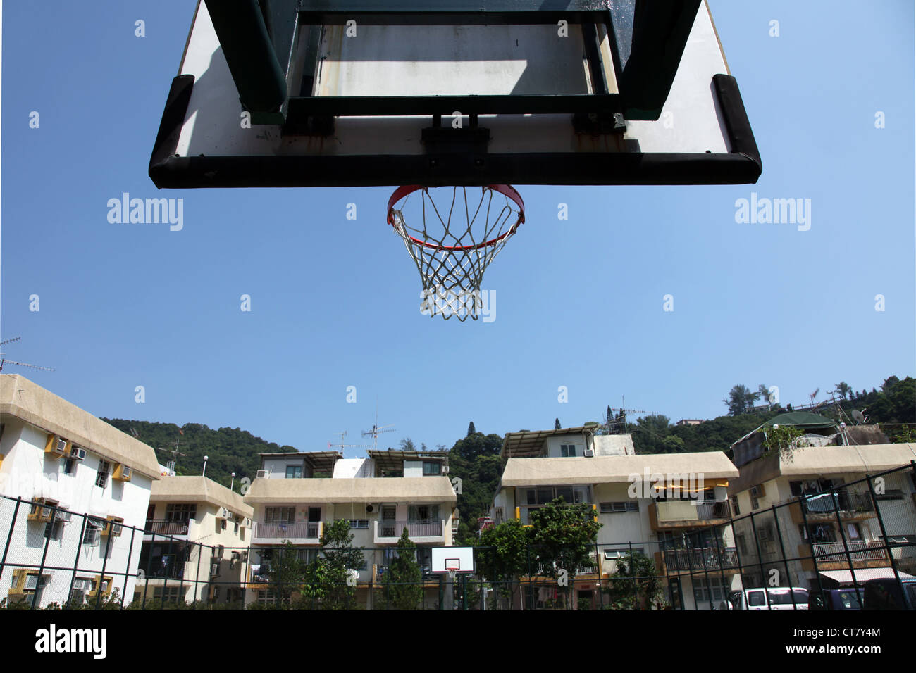 Es ist ein Foto von einem Basketball Korb Untersicht in einem Dorf von Hong  Kong. Der Himmel ist blau mit sehr schönem Wetter Stockfotografie - Alamy