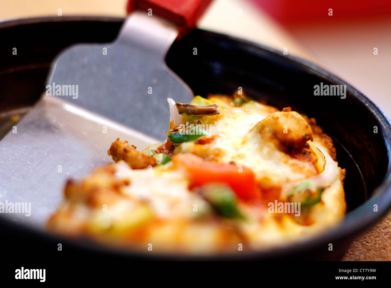 Chicken Tikka Pizza auf einer heissen Pfanne Stockfoto
