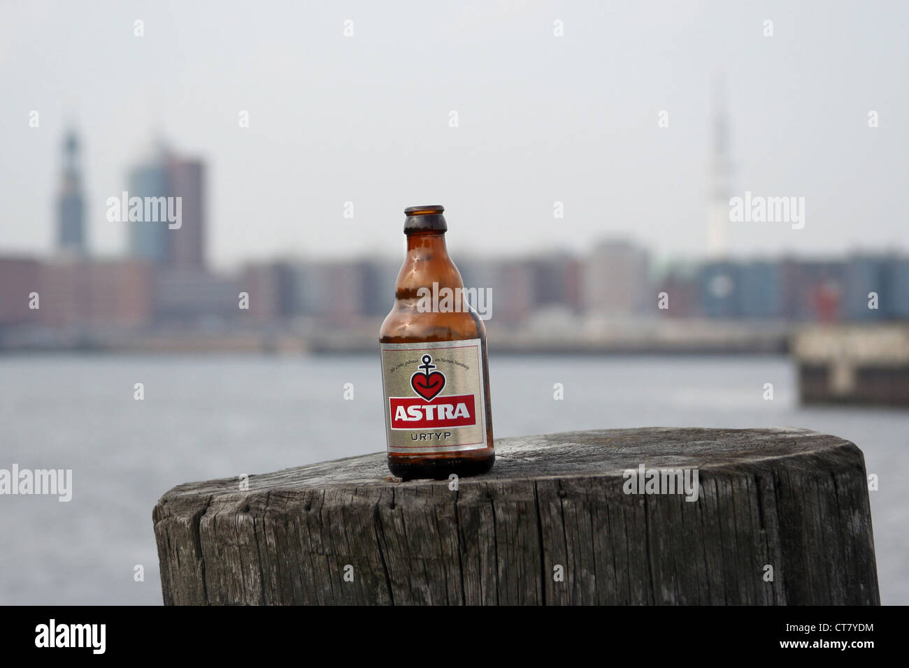 Hamburg, auf eine Flasche Astra Dalbe im Hamburger Hafen Stockfoto