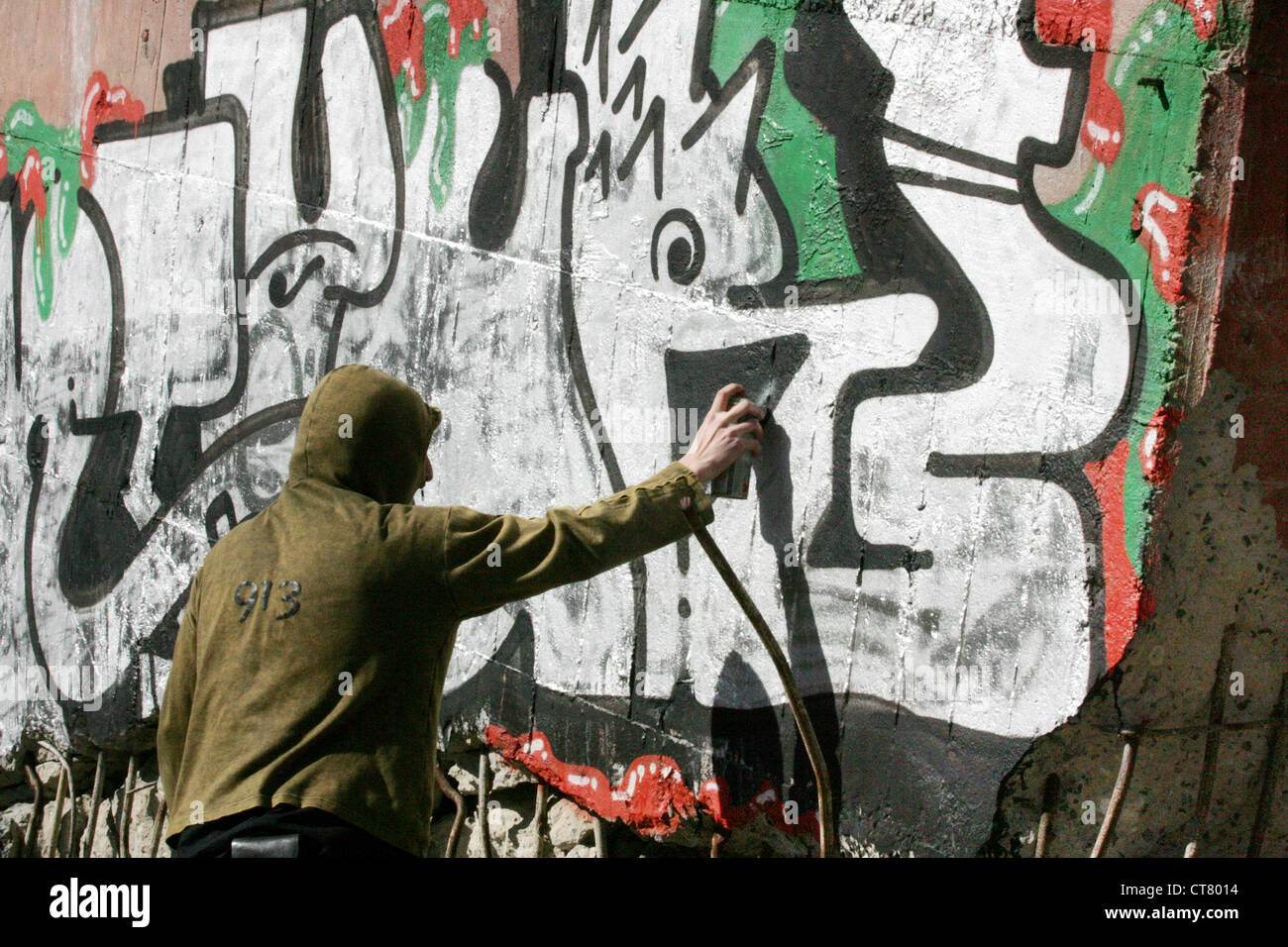 Brandenburg, ein Teenager sprühen Graffiti an der Wand Stockfoto