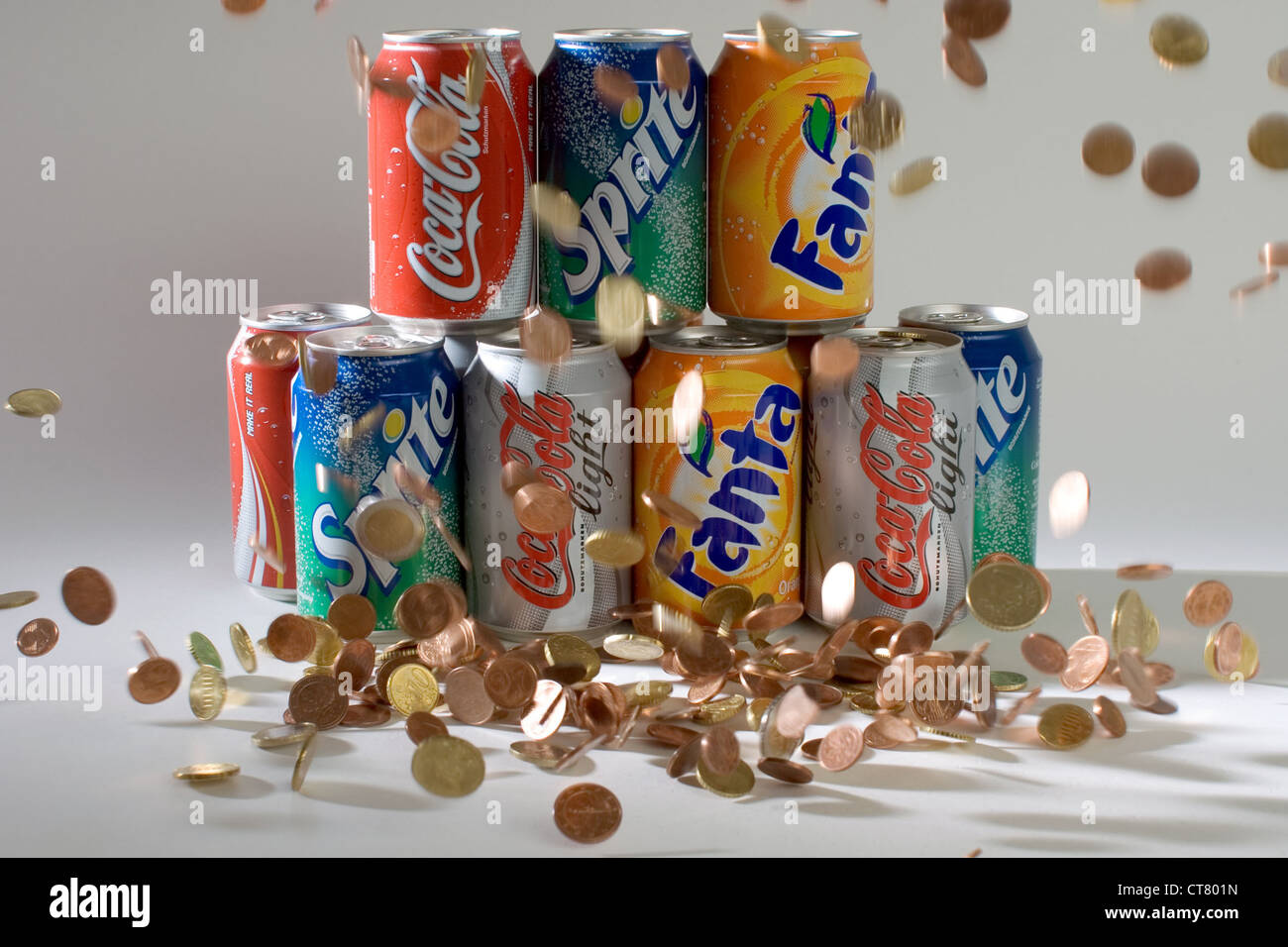 Symbolfoto Getraenkedosen und Geld Stockfoto