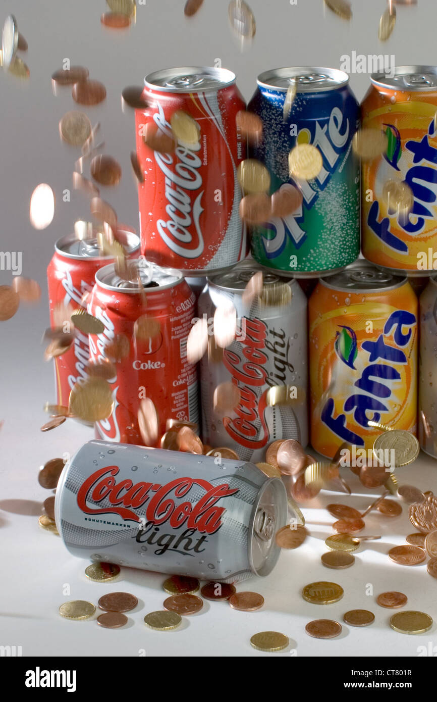Symbolfoto Getraenkedosen und Geld Stockfoto
