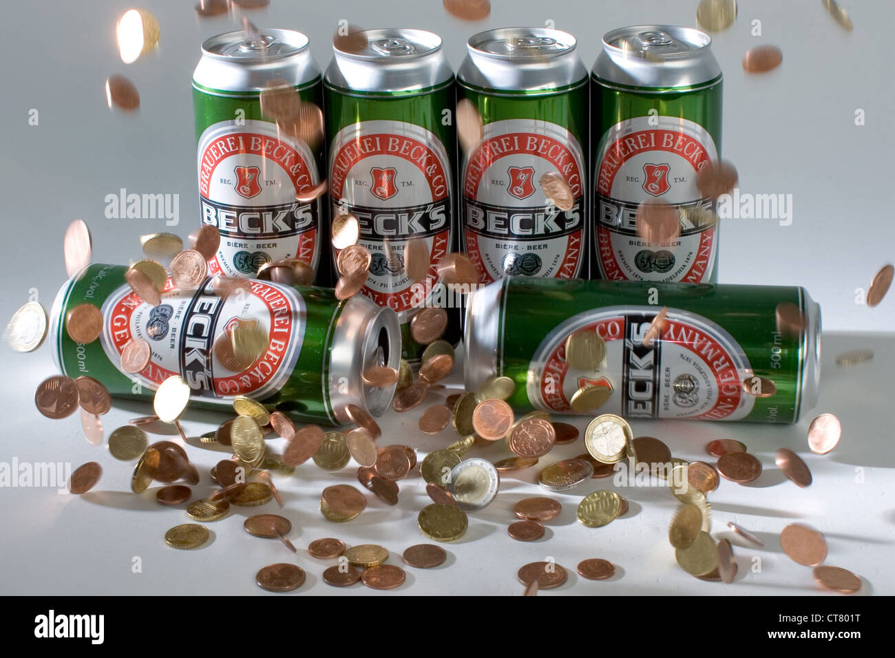 Symbolfoto Getraenkedosen und Geld Stockfoto