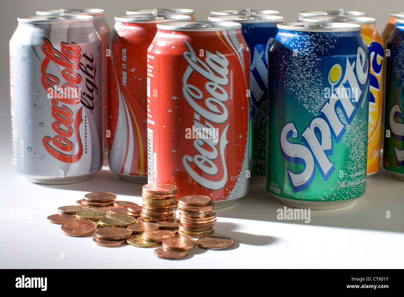 Symbolfoto Getraenkedosen und Geld Stockfoto