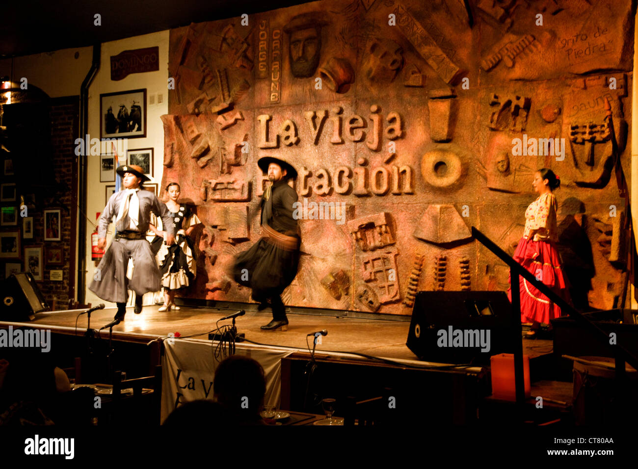 Penas oder lokale Volksmusik bei La Vieja Estacion Stockfoto