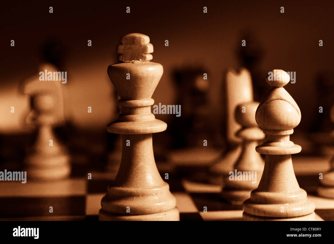 Figuren auf dem Schachbrett Stockfoto
