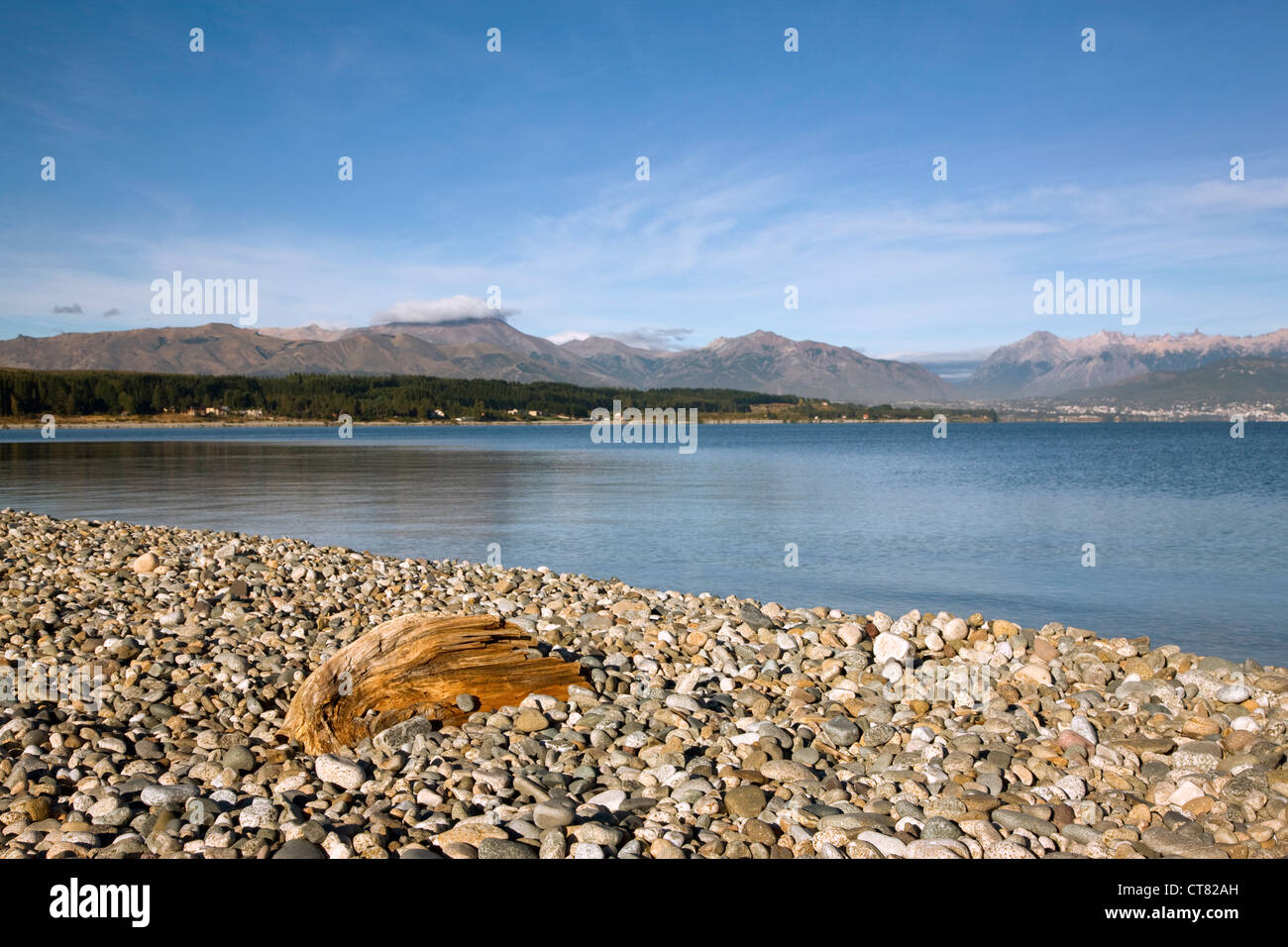 Blick über den See Nahuel Huapi von außerhalb der Stadt Stockfoto